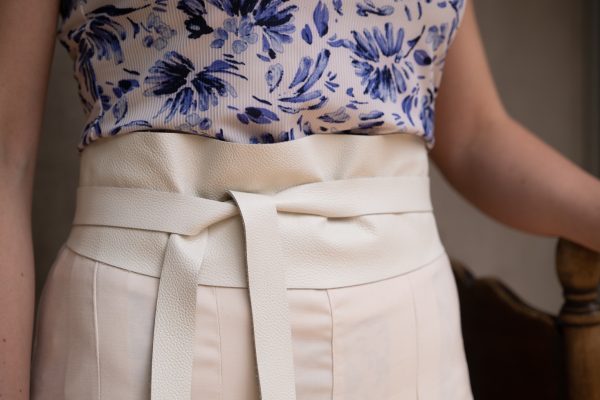 V-neck Slip Vest ~ Delft Floral Print - Detail